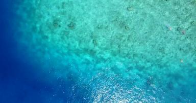 宽角复制空间拍摄夏天白色天堂沙子海滩阿卡<strong>蓝色</strong>的<strong>水背景</strong>色彩鲜艳的