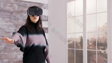 美丽的女首页设计师虚拟现实护目镜