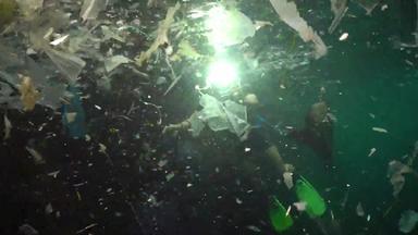 塑料垃圾碎片浮动水下海洋污染塑料碎片水杀死野生动物黑色的海布尔加里
