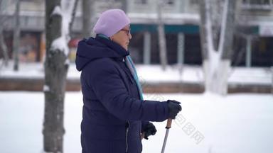 活跃的高级上了年纪的女人培训<strong>北欧</strong>走徒步旅行波兰人上了年纪的女人练习<strong>北欧</strong>走在户外冬天