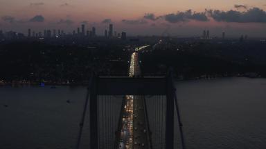 建立拍摄桥领先的城市伊斯坦布尔黄昏摩天大楼天际线轮廓空中建立程序向前