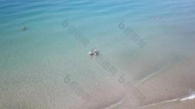 绿松石清晰的水光波免费的海滩人游泳小组海滩免费的黄色的沙子肋底前视图无人机水梯度泰国KOH常岛