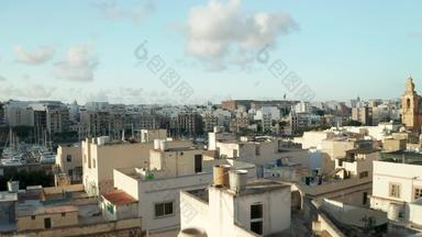 多莉向前屋顶阳台揭示港口地中海城市小镇马耳他岛棕色（的）米色蓝色的颜色空中视图