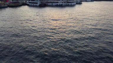 慢倾斜揭示金角横跨博斯普鲁斯海峡伊斯坦布尔城市景观美丽的日落清真寺船海鸥飞行