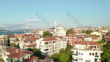 <strong>建立</strong>拍摄伊斯坦布尔社区日光清晰的蓝色的天空视图清真寺空中起重机慢