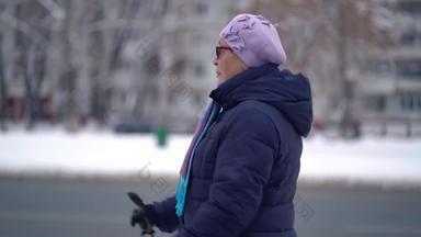 活跃的高级上了年纪的女人培训<strong>北欧</strong>走徒步旅行波兰人上了年纪的女人练习<strong>北欧</strong>走在户外冬天