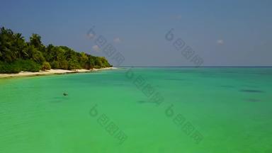 无人机空中景观美丽的海岸海滩生活方式蓝色的海明亮的沙子背景