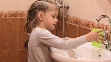 五年女孩冲洗口刷牙牙齿