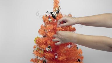 人工橙色圣诞节树饰品白色背景