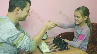 教皇解释了女儿使移动游戏国际象棋