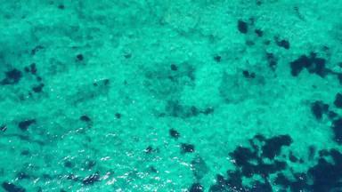 平静清晰的海水背景平静海水背景空中镜头完美的水晶清晰的蓝色的绿<strong>松石</strong>水前视图水晶清晰的蓝色的水表面