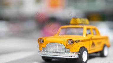 黄色的空迷你出租车出租车关闭哈蒙角落里这些维加斯美国小复古的车模型散焦背景标志性的汽车玩具象征运输软焦点模糊购物购物中心