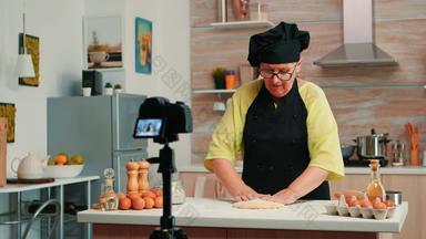 女人记录食物视频厨房
