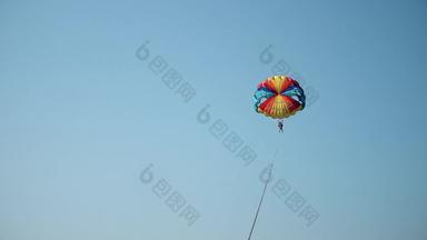 快乐夫妇帆伞运动海滩夏天降落伞挂中期空气有趣的热带天堂积极的人类情绪感情家庭孩子们旅行假期