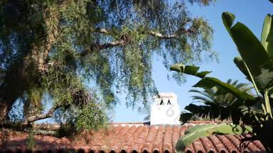 墨西哥殖民风格郊区拉美裔房子外绿色郁郁葱葱的花园三迭戈加州美国地中海Terracotta陶瓷粘土瓷砖屋顶乡村西班牙语平铺的屋顶农村细节