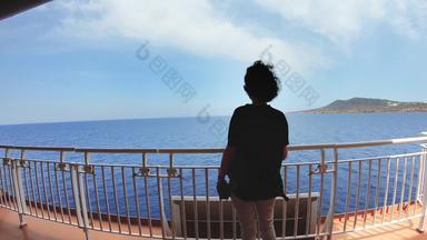 年轻的浅黑肤色的女人女人旅行者摆姿势巡航船甲板