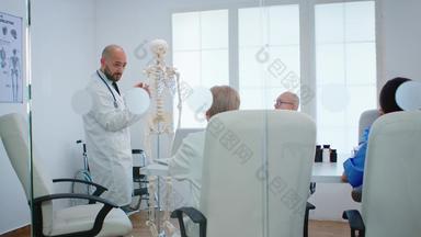 医生学习的同事们身体骨functionsonx射线人类骨架