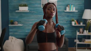 苗条的适合女人黑色的皮肤穿运动服装练习健身锻炼
