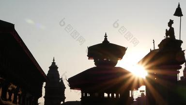 正式接见广场明亮的阳光轮廓东方建筑寺庙皇家正式接见广场东方古老的城市巴克塔普尔尼泊尔