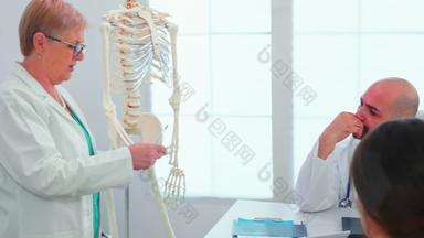 医疗医生女人教学解剖学人类骨架