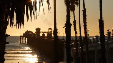 人走木码头加州美国海滨海滨旅游假期度假胜地
