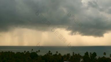戏剧性的悲观的天空黑暗雷雨云绿松石海飓风海洋地平线生动的空中间隔拍摄美丽的视图风暴下雨海景热带雨季节台风天气