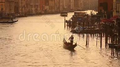 日落时在威尼斯的大运河