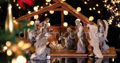 耶稣基督圣诞场景，圣诞树附近有大气灯