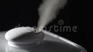 加湿器的蒸汽。 工作空气净化器上一滴蒸汽的宏观。