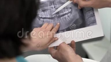 医生在牙科诊所接待病人