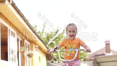 快乐的孩子骑自行车。 骑自行车的女孩。 Ð<strong>儿童暑期</strong>活动。