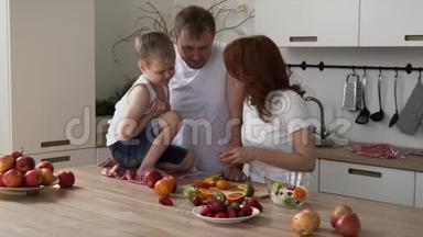 妈妈精心为<strong>全家</strong>做早餐.. 一家人在厨房里玩。 准备健康的食物。