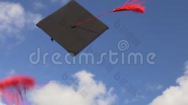 学术帽在蓝天上飞上飞下，学生们庆祝毕业