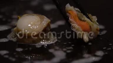 慢动作美食海美食.. 厨师用筷子烤蛤蜊
