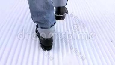 雪地里的脚步声