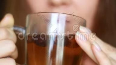 女人喝热玫瑰花茶。 感冒预防和流感治疗。 维生素C：一杯热饮料