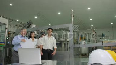 高级经理和工业工程师团队检查工厂的生产计划。
