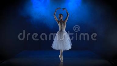 穿着白色<strong>芭蕾</strong>舞裙表演古典<strong>芭蕾</strong>的迷人<strong>芭蕾</strong>舞演员。 慢动作。