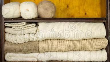用羊毛球、针织针、成品羊毛织物填充货架