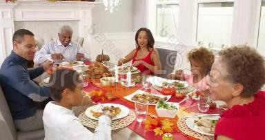 镜头跟踪显示，大家庭围坐在餐桌旁吃感恩节大餐