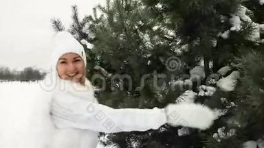 穿着白色连衣裙<strong>的</strong>漂亮女<strong>人</strong>在冬天<strong>奔跑</strong>和欢乐。