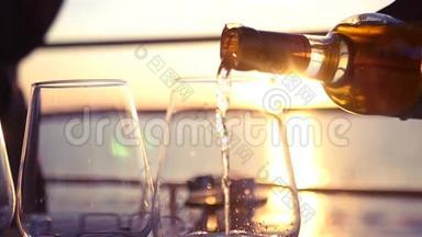 日落时在海边倒上可口的白葡萄酒。高清，1920x1080。慢动作