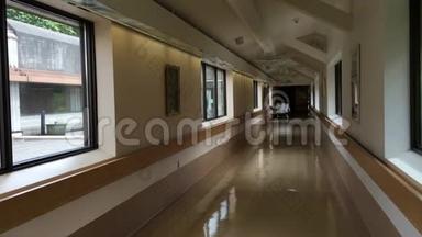 明亮的医院走廊景观，没有人