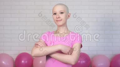 自信的<strong>乳腺</strong>癌幸存者女人交叉双臂，看着相机，微笑着-<strong>乳腺</strong>癌