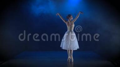 穿着白色芭蕾舞裙表演古典芭蕾的耀眼芭蕾舞演员。 慢动作。