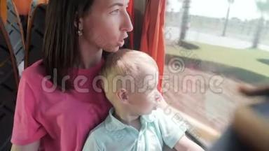 阳光明媚的<strong>日</strong>子里，年轻的母亲和小儿子坐公共汽车。 <strong>旅游</strong>，<strong>旅游</strong>，家庭观念..