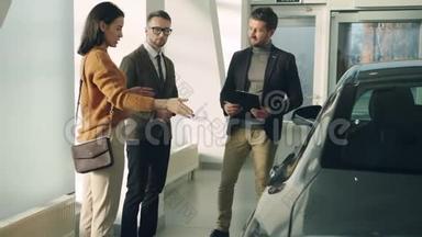 销售经理与客户讨论汽车，幸福夫妇，汽车经销商