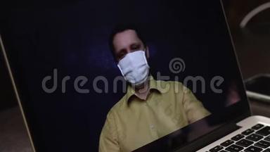 一位戴着医疗面具的视频博主正在笔记本电脑€™<strong>网络</strong>摄像头上录制广告视频。 他<strong>宣传</strong>喷鼻剂