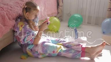 小<strong>女孩</strong>在家拿着吸入器面罩。 生病的孩子通过雾化器呼吸。 婴儿使用治疗哮喘或