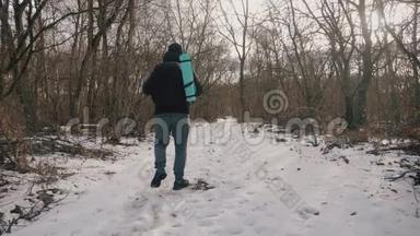 背着背包在白色冬日森林里徒步旅行<strong>的</strong>人。<strong>雪天</strong>户外休闲健康生活。旅行